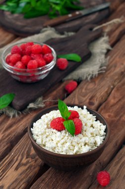 süzme peynir ve taze frambuaz