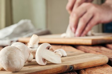 kesme tahtası üzerinde mantar