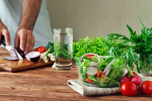Свежий салат из летних овощей в глубокой чаше стекла — стоковое фото