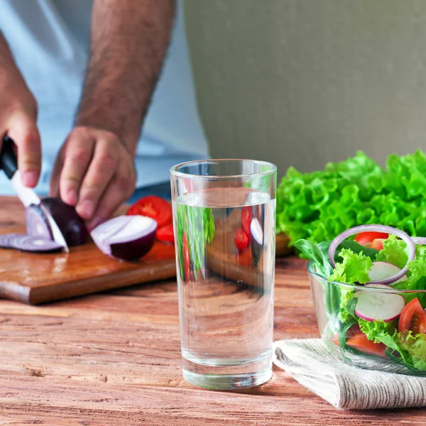 Девушка чистой воды с салатом из свежих овощей на деревенской кухне — стоковое фото