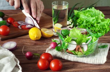 cam derin bir kasede yaz sebze salatası