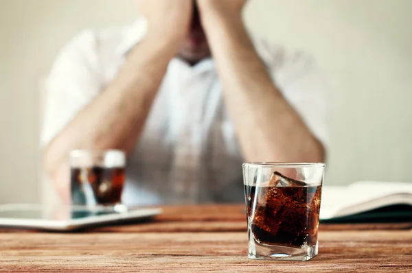 Copo de uísque com cola em uma mesa de madeira — Fotografia de Stock