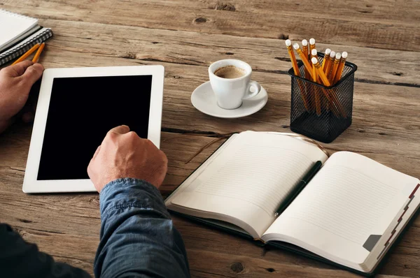 Männer klicken mit der Hand auf den Tablet-Bildschirm — Stockfoto