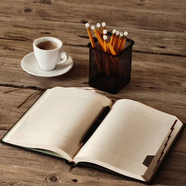 Libreta en blanco sobre mesa de madera con — Foto de Stock