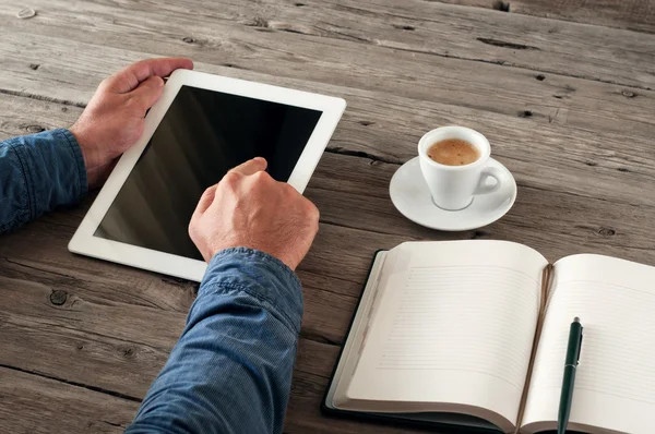 Die Männer drücken mit der Hand den leeren Bildschirm des Tablet-Computers — Stockfoto