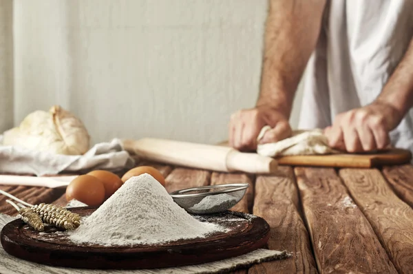 Eine Handvoll Mehl auf einer rustikalen Küche — Stockfoto