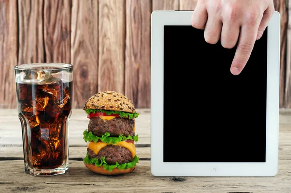 Em um hambúrguer de mesa de madeira, cola com gelo e tablet branco preocupação — Fotografia de Stock