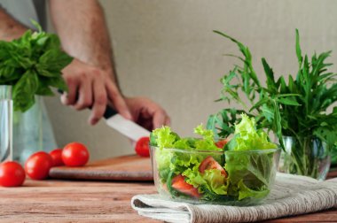 cam derin bir kasede yaz sebze salatası