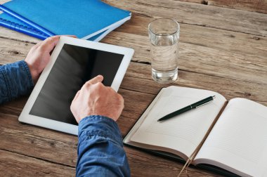 Dostum holding tablet bilgisayara ve týkýrtý üstünde perde