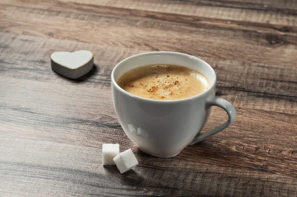 Eszpresszó kávé, egy fából készült asztal, a cukorral és a fából készült szív Vértes kupa — Stock Fotó