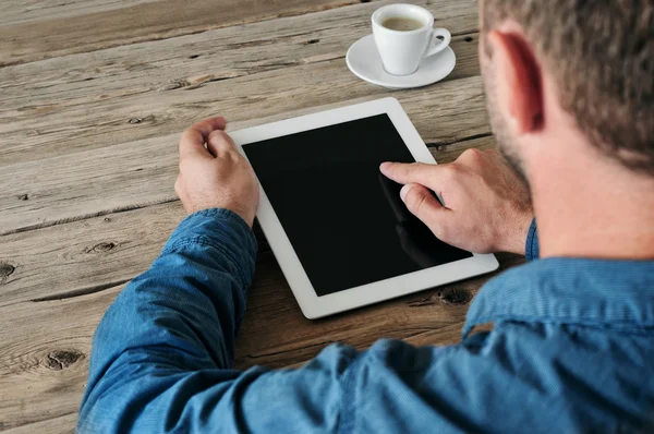 Tablet ordenador en manos de los hombres. Hombre presiona en la pantalla en blanco tableta ordenador — Foto de Stock