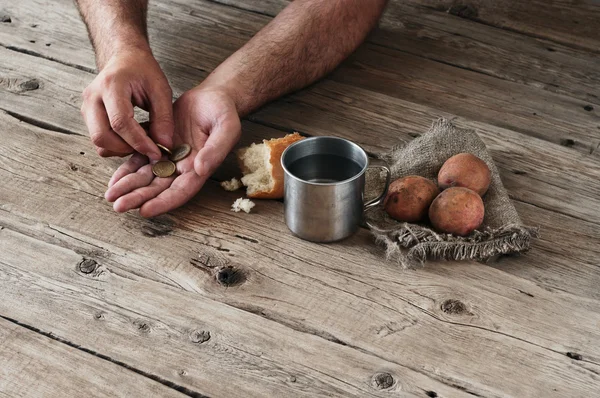 Top view of a men hands that they consider cents on the wooden b — 图库照片