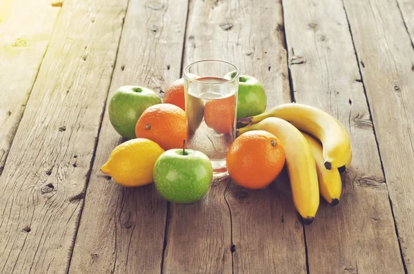 Fruit avec un verre d'eau — Photo