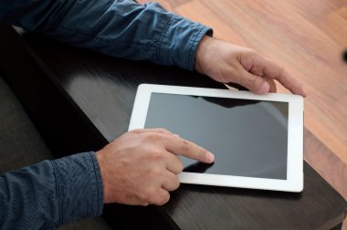Erkek el tıklatın bir boş ekran tablet bilgisayar portre