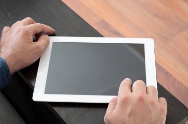 Adam boş ekran tablet bilgisayar portre üzerinde tıklama