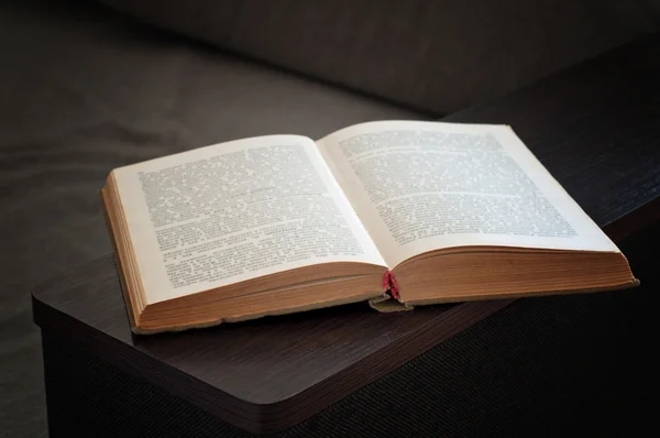 Açık eski kitap portre