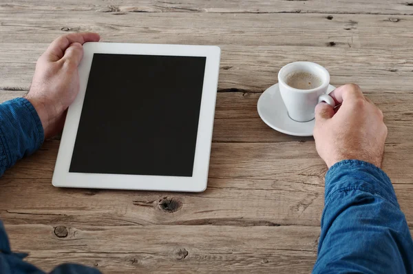 Manos masculinas sosteniendo una tableta con pantalla en blanco primer plano —  Fotos de Stock