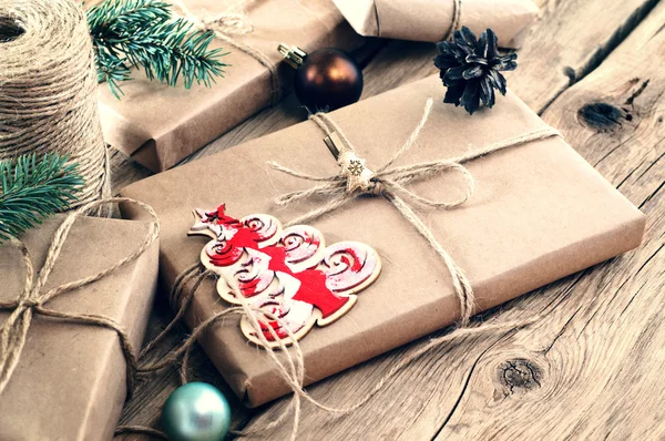 Presentes de Natal em mesa de madeira closeup. Estilo rural ou de madeira — Fotografia de Stock