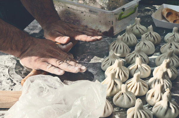 повар готовит хинкали
