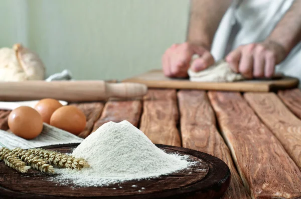 Handful of flour on a rustic kitchen — Stock Photo, Image