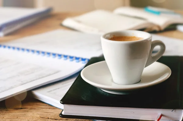 Kopje koffie staat op een dagboek — Stockfoto