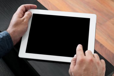 adam boş ekran tablet bilgisayar closeup tıklatın