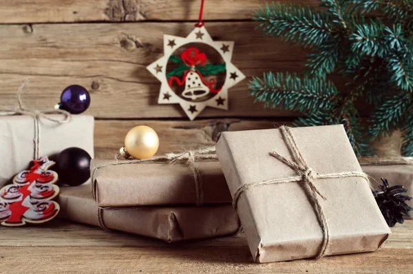 ख्रिसमस उपस्थित कागद बंद मध्ये गुंडाळले — स्टॉक फोटो, इमेज