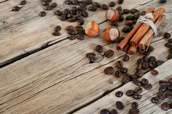 Koffie bonen met kaneelstokjes en hazelnoten — Stockfoto