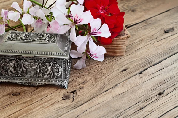 Strauß schöner Blumen mit der Vintage-Schmuckschatulle — Stockfoto