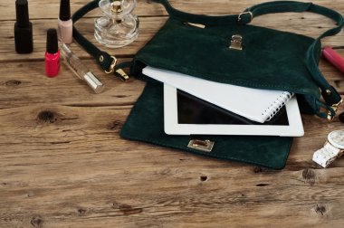 Tablet, bloknot, beyaz izle ve kozmetik ile süet kadın çanta