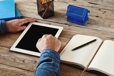 bir tablet bilgisayar ile çalışan adam