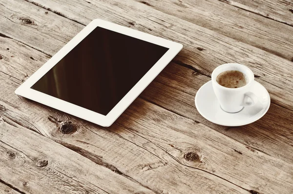 Ordinateur tablette blanc avec café tasse — Photo
