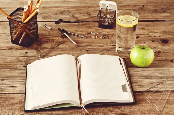 Cuaderno abierto en blanco sobre fondo de madera — Foto de Stock