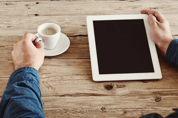 Mãos masculinas segurando um computador tablet com fecho de tela em branco — Fotografia de Stock