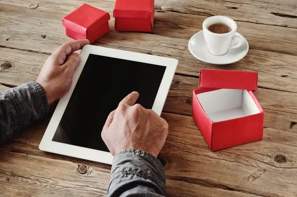 Homme commande des cadeaux de Noël à l'aide d'une tablette — Photo