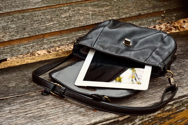 Жіноча сумка з планшетним комп'ютером — стокове фото
