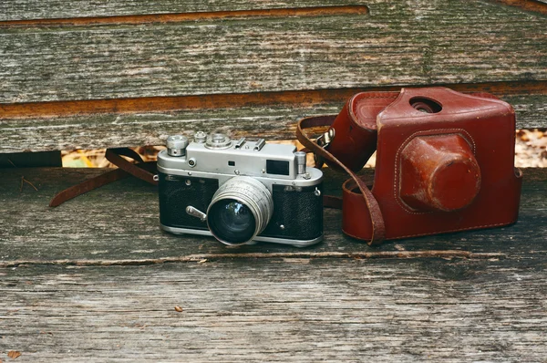 Őszi Park fapadon Vintage kamera — Stock Fotó