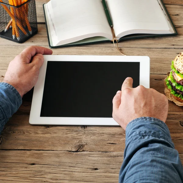 Tablet computador em mãos dos homens — Fotografia de Stock