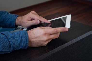 Adam evde tablet bilgisayar ile çalışma