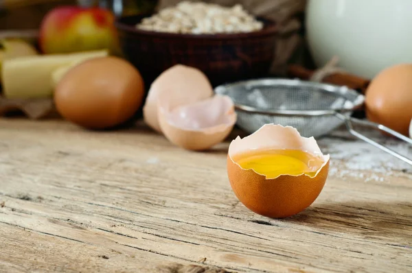 Gema de ovo em uma mesa de madeira — Fotografia de Stock