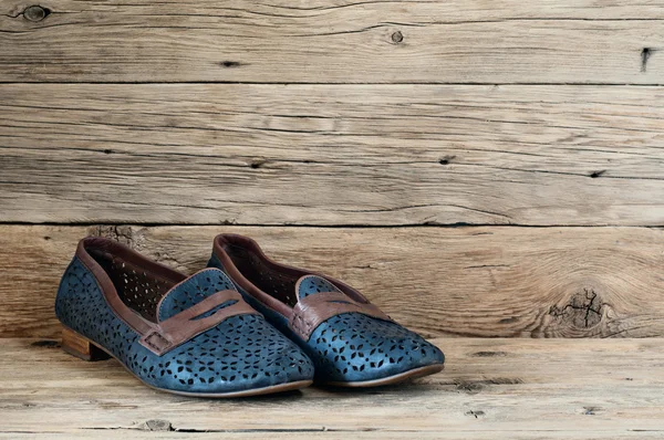 Women's shoes on a wooden background closeup — Stockfoto