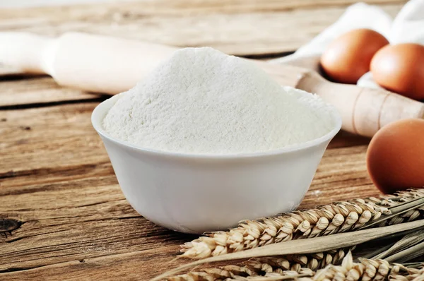 Flour in a ceramic bowl — Stock Photo, Image