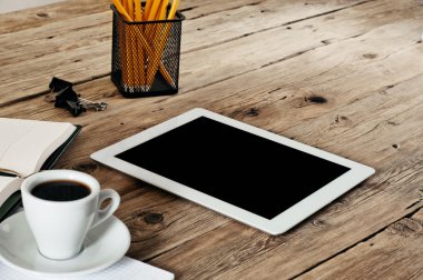 ofis masasında boş bir ekrana sahip tablet bilgisayar