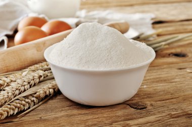 Seramik bir kapta un 