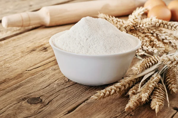 Handful of flour in a ceramic bowl close up — Stok fotoğraf