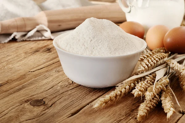 Flour in a bowl close up — Zdjęcie stockowe