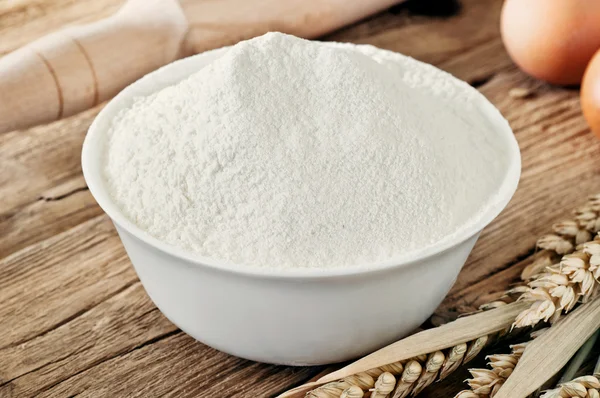 Flour in ceramic bowl — 图库照片