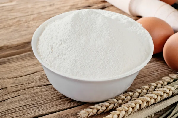 Flour in ceramic bowl — Stock Photo, Image