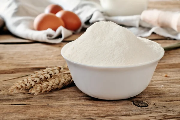 Handful of flour in a ceramic bowl — Stock Photo, Image