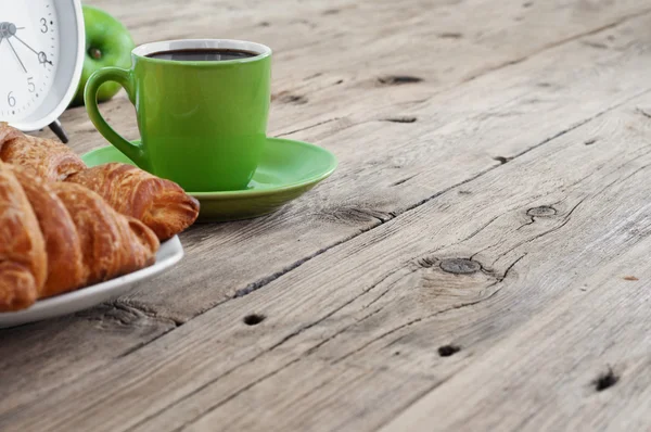 Утренний кофе с круассанами — стоковое фото